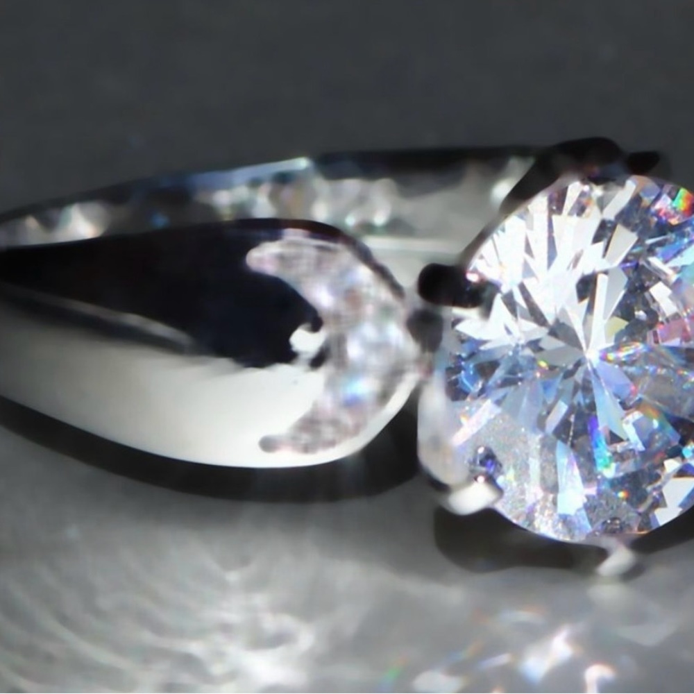 GORGEOUS WHITE SAPPHIRE RING - Picture 2 of 3